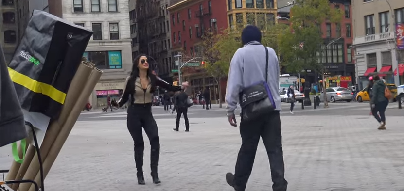 To πείραμα με την ελκυστική κοπέλα που σαρώνει στο διαδίκτυο – ΒΙΝΤΕΟ