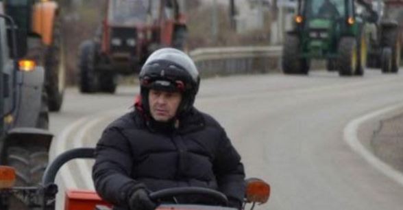 Ο Γκλέτσος με κράνος πάνω στο τρακτέρ – ΒΙΝΤΕΟ