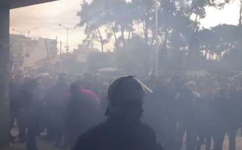 Αυγά, χημικά και ξύλο στη συγκέντρωση των αγροτών στην Κομοτηνή – ΒΙΝΤΕΟ