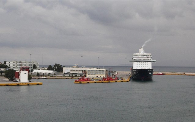 Πρόσκρουση του Blue Star Paros στο λιμάνι του Πειραιά