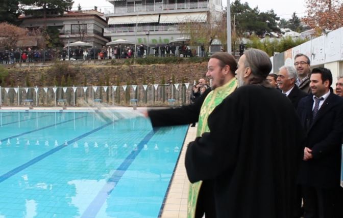 Ο ιερέας… αστόχησε στην ρίψη του Σταυρού στο Ωραιόκαστρο – ΒΙΝΤΕΟ