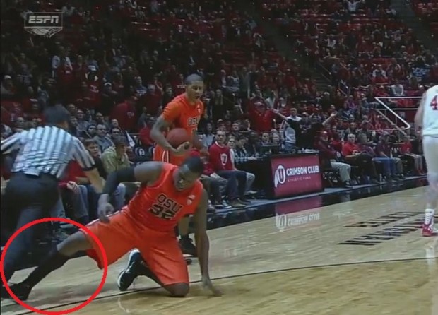 Έβαλε τρικλοποδιά στον διαιτητή – ΒΙΝΤΕΟ