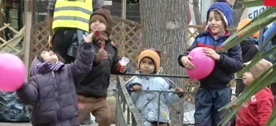 Τα παιδιά πρόσφυγες συγκινούν με τις ευχές τους για το 2016 – ΒΙΝΤΕΟ