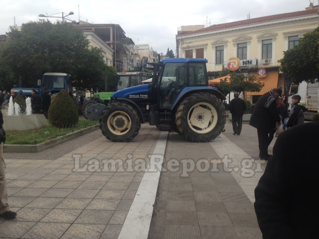 Συγκέντρωση με… τρακτέρ στην πλατεία της Λαμίας – ΦΩΤΟ