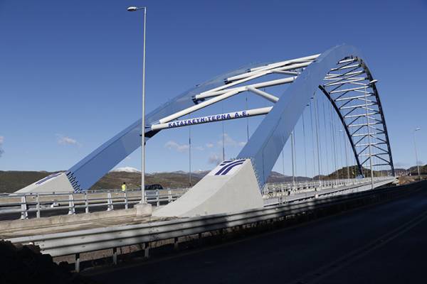 Στην κυκλοφορία η τοξωτή γέφυρα της Τσακώνας