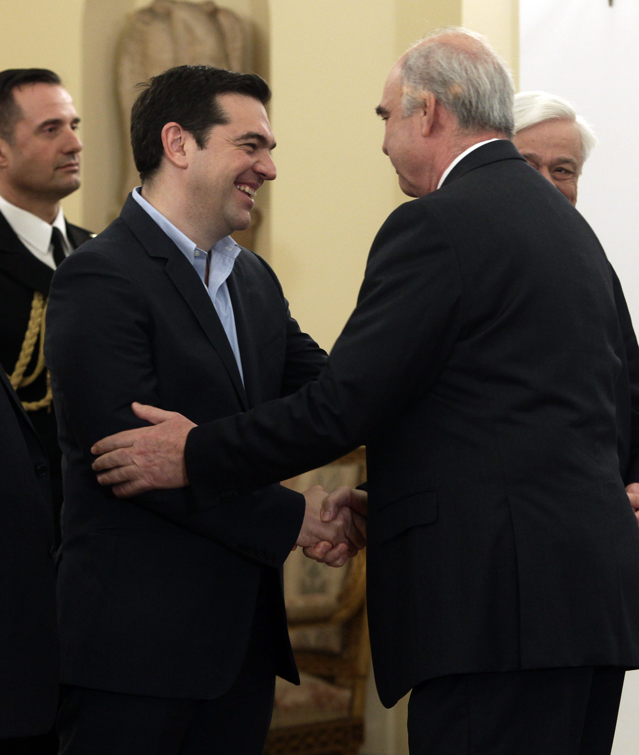 Η θερμή χειραψία και τα χαμόγελα Τσίπρα-Μεϊμαράκη – ΦΩΤΟ