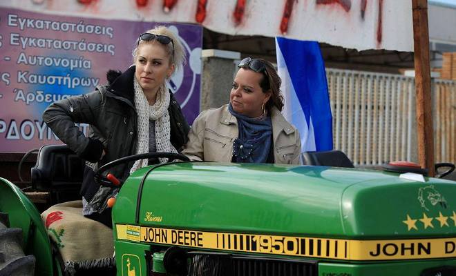 Αυτή είναι η ξανθιά αγρότισσα που “τρέλανε” το διαδίκτυο – ΦΩΤΟ