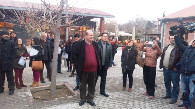 “Θερμή” υποδοχή στον Φίλη στο Βόλο – ΦΩΤΟ