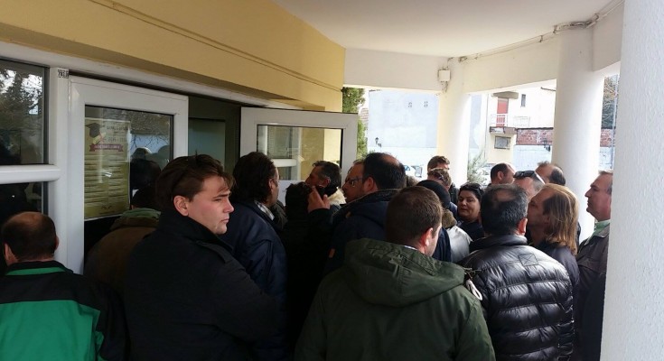 Ένταση στη σύσκεψη των αγροτών στη Σίνδο – ΒΙΝΤΕΟ