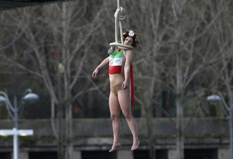 Σοκάρει η διαμαρτυρία των Femen για τις εκτελέσεις στο Ιράν – ΦΩΤΟ