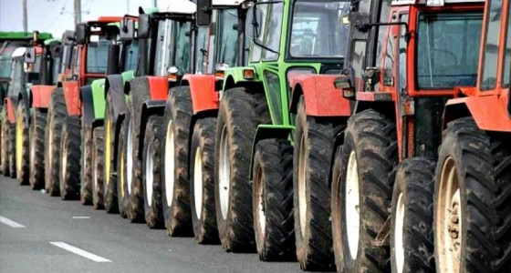 Αγρότες προς βουλευτές: Μείνετε στην Αθήνα αν ψηφίσετε το ασφαλιστικό – ΒΙΝΤΕΟ