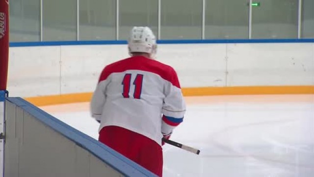 O Πούτιν σκοράρει στο χόκεϊ και οι αντίπαλοι… παρακολουθούν – ΒΙΝΤΕΟ