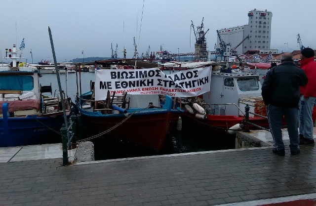 Σε αποκλεισμό του λιμανιού του Βόλου προχωρούν οι αλιείς