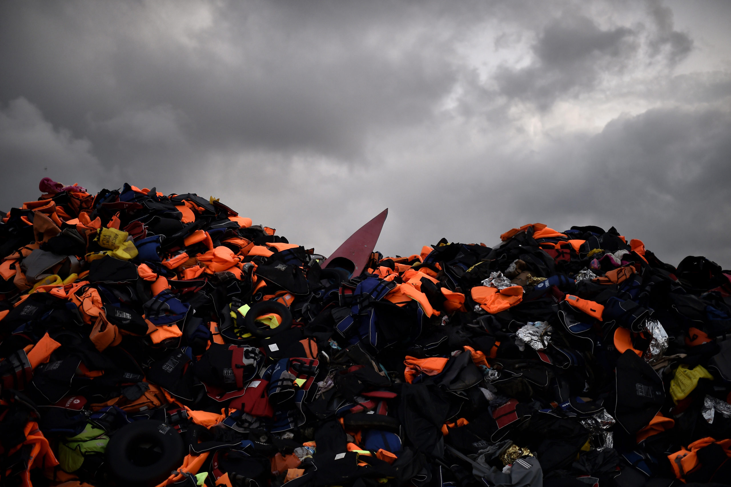 Συνελήφθησαν μέλη ΜΚΟ στη Λέσβο – Έκλεψαν σωσίβια γιλέκα