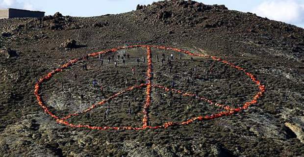Το σύμβολο της ειρήνης με τα σωσίβια των προσφύγων στους λόφους της Λέσβου – ΦΩΤΟ