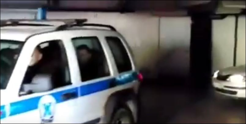 Η στιγμή της εξόδου του φονιά από το δικαστήριο – ΒΙΝΤΕΟ