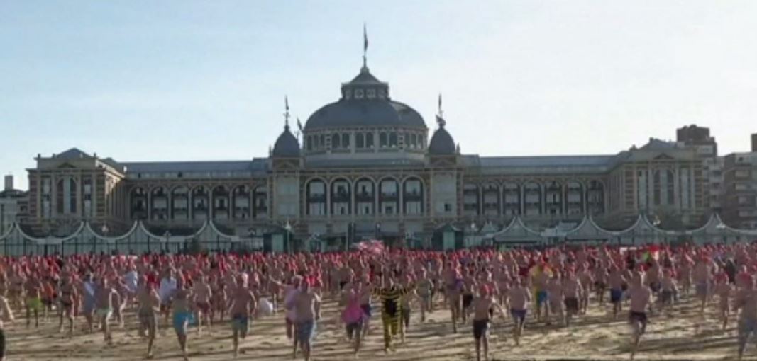 Πρωτοχρονιάτικη βουτιά για χιλιάδες Ολλανδούς – ΒΙΝΤΕΟ