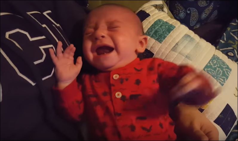 Το μωρό που ηρεμεί μόνο με τον ύμνο του “Star Wars” – ΒΙΝΤΕΟ