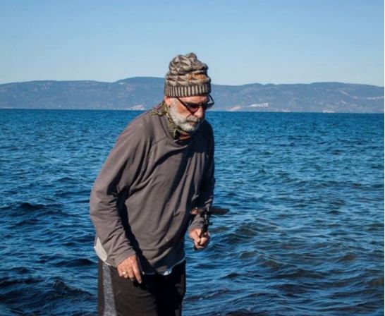 Ξεπληρώνει ένα χρέος 100 ετών βοηθώντας τους πρόσφυγες στη Λέσβο – ΦΩΤΟ