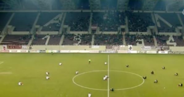 Η συγκλονιστική διαμαρτυρία των Ελλήνων ποδοσφαιριστών για τους πρόσφυγες – ΒΙΝΤΕΟ