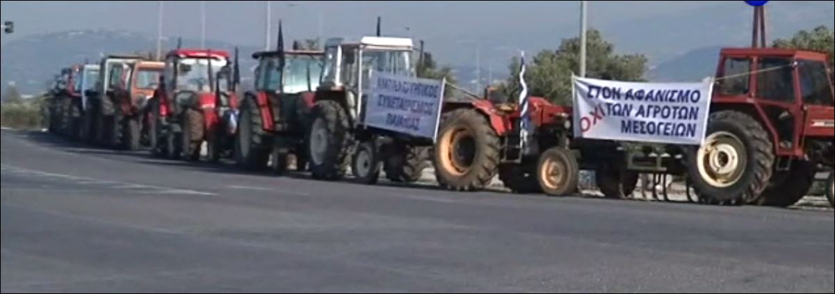 Παρατεταγμένα τρακτέρ στον κόμβο Κορωπίου – ΒΙΝΤΕΟ