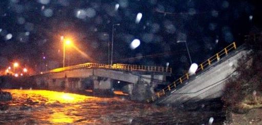 Εντυπωσιακές ΦΩΤΟ από την κατάρρευση της γέφυρας του Πηνειού