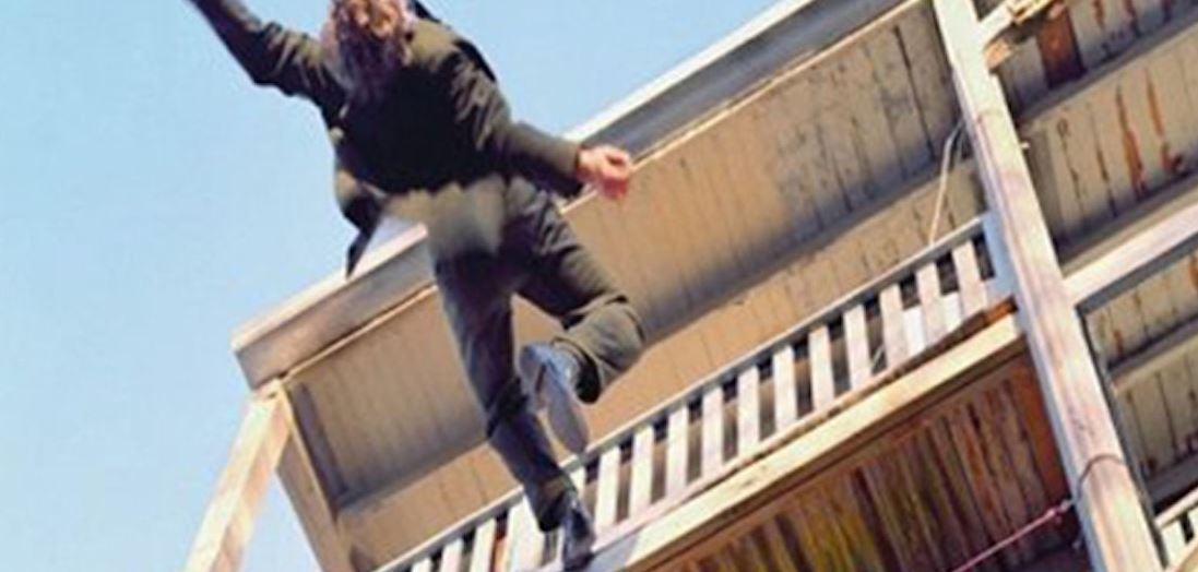 Ήπιε λίγο παραπάνω και…έπεσε από μπαλκόνι