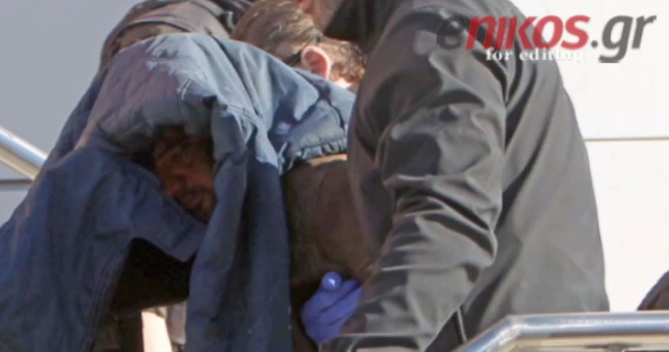 Με κρυμμένο το πρόσωπο μεταφέρθηκε ο συζυγοκτόνος στον εισαγγελέα – ΒΙΝΤΕΟ