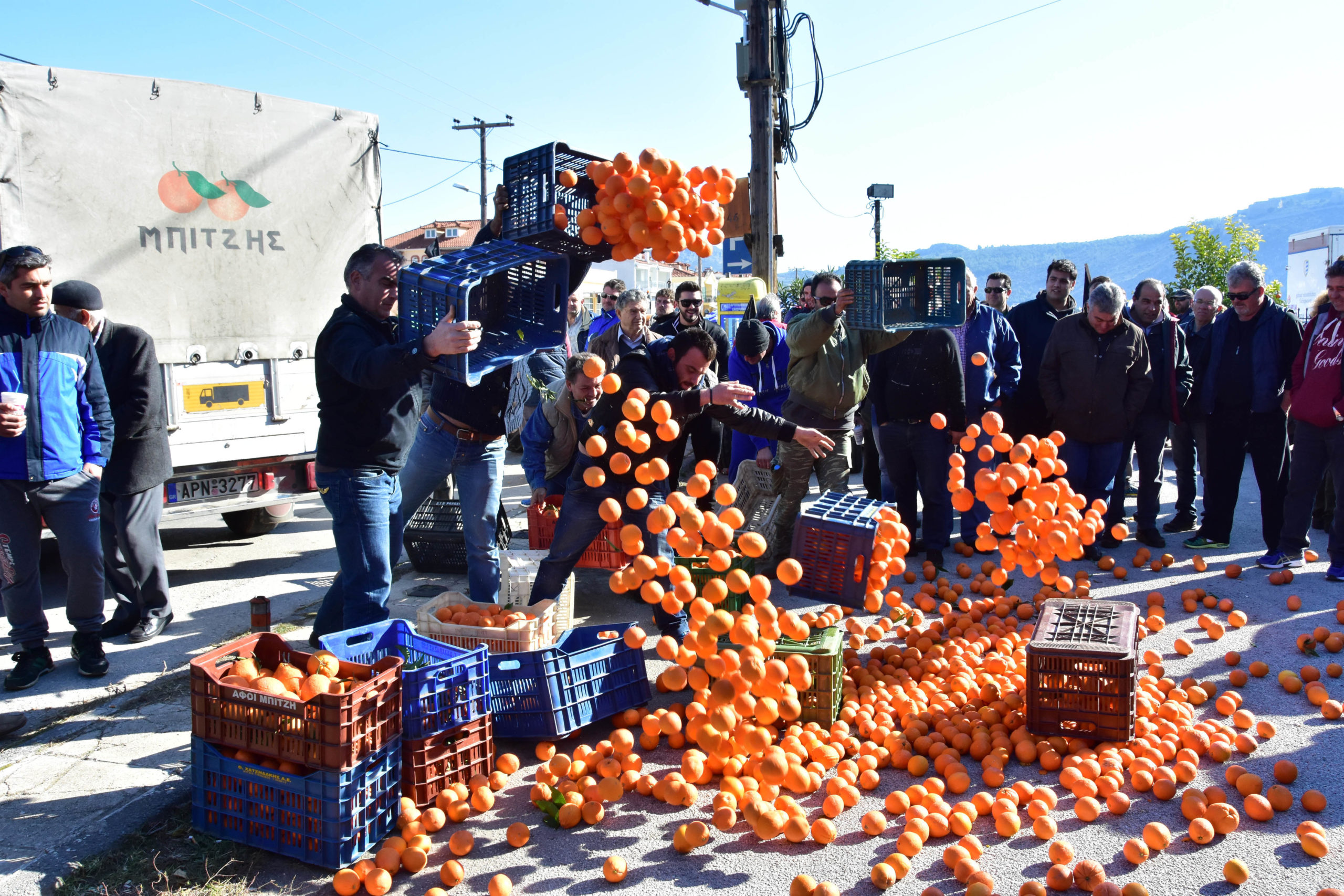 Αγρότες έριξαν πορτοκάλια στην είσοδο της περιφερειακής ενότητας Αργολίδας
