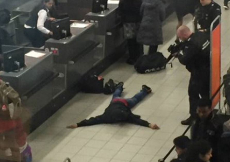 Βρετανός συνελήφθη στο αεροδρόμιο του Άμστερνταμ για ψευδή απειλή για βόμβα