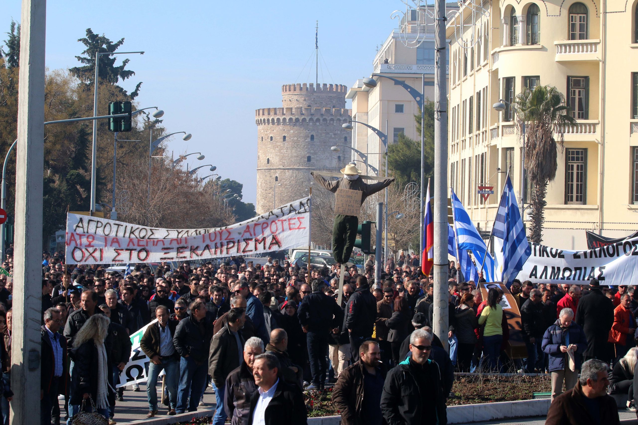 Αγρότες με τα τρακτέρ τους στο κέντρο της Θεσσαλονίκης – ΦΩΤΟ