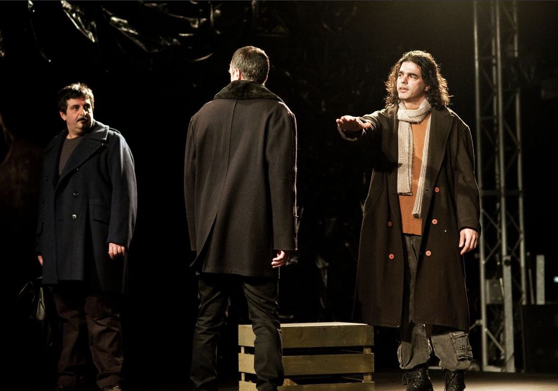 “Ίδιος” με τον Σάββα Ξηρό ο πρωταγωνιστής της παράστασης στο Εθνικό – ΦΩΤΟ