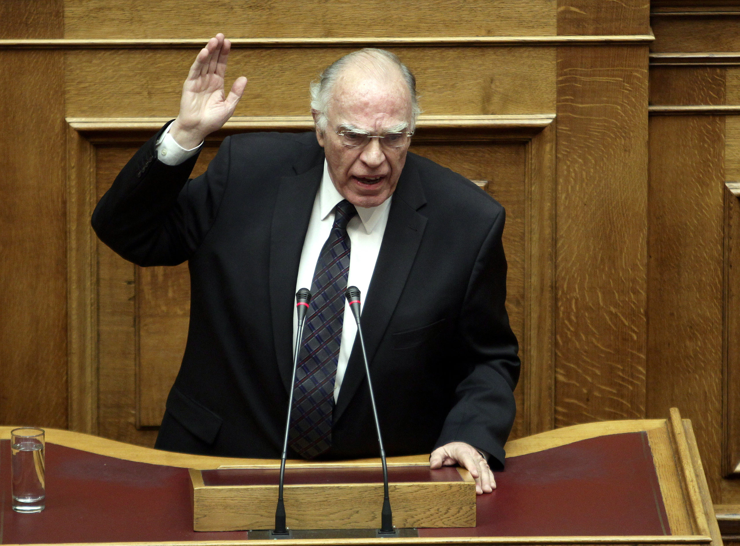 Η ένταση του Λεβέντη και το σπασμένο ποτήρι στη Βουλή – ΦΩΤΟ