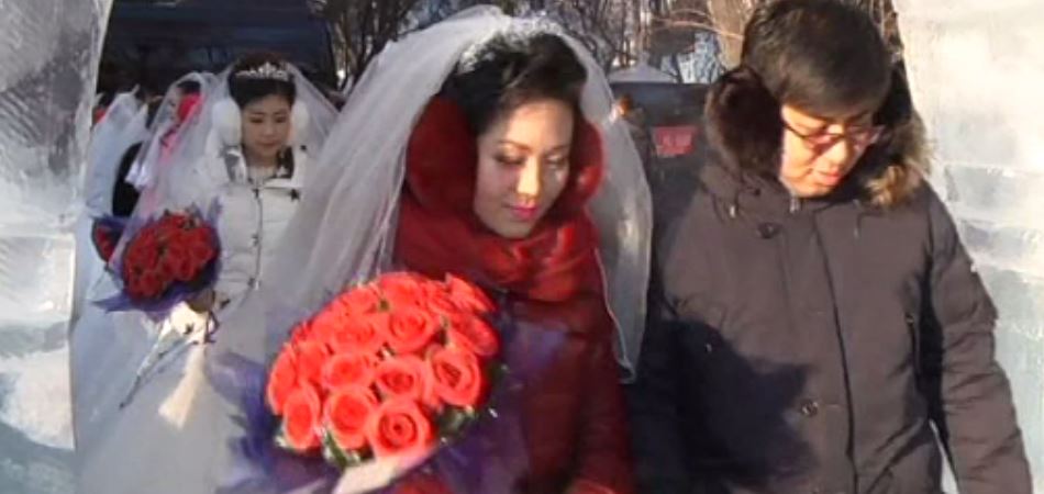 Όρκοι αιώνιας αγάπης σε…πολικές θερμοκρασίες – ΒΙΝΤΕΟ