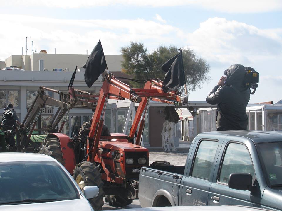Οι αγρότες της Νάξου απέκλεισαν το λιμάνι – ΦΩΤΟ