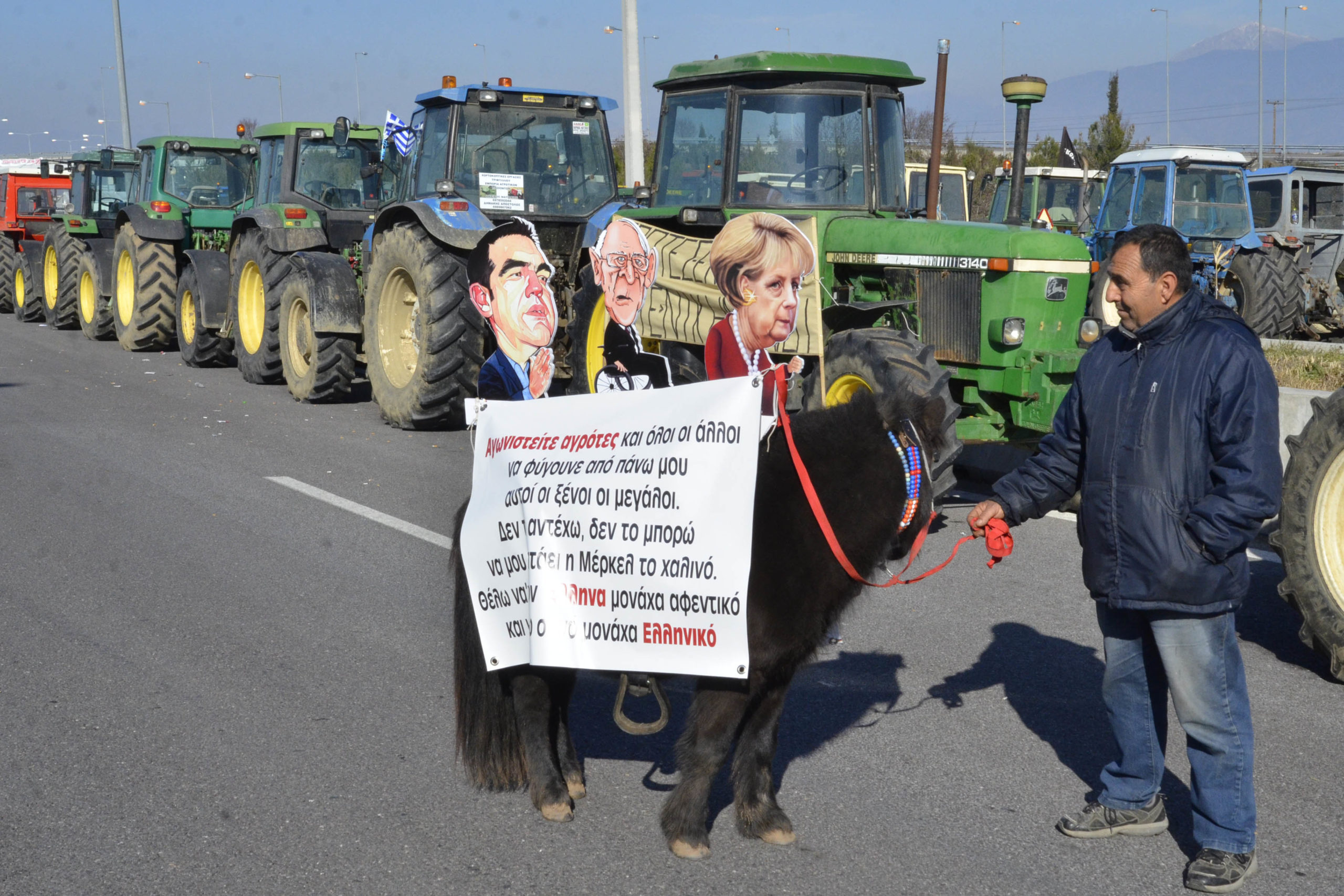 Με πόνυ πήγαν σε μπλόκο των αγροτών Μέρκελ-Σόιμπλε και Τσίπρας – ΦΩΤΟ