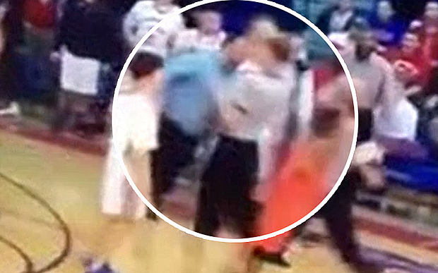 ΗΠΑ – Προπονητής μπάσκετ «έριξε» κεφαλιά στον διαιτητή – ΒΙΝΤΕΟ