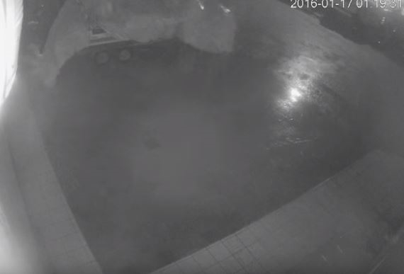 Ισχυροί άνεμοι μετακινούν… σκάφος στο Αλιβέρι – ΒΙΝΤΕΟ