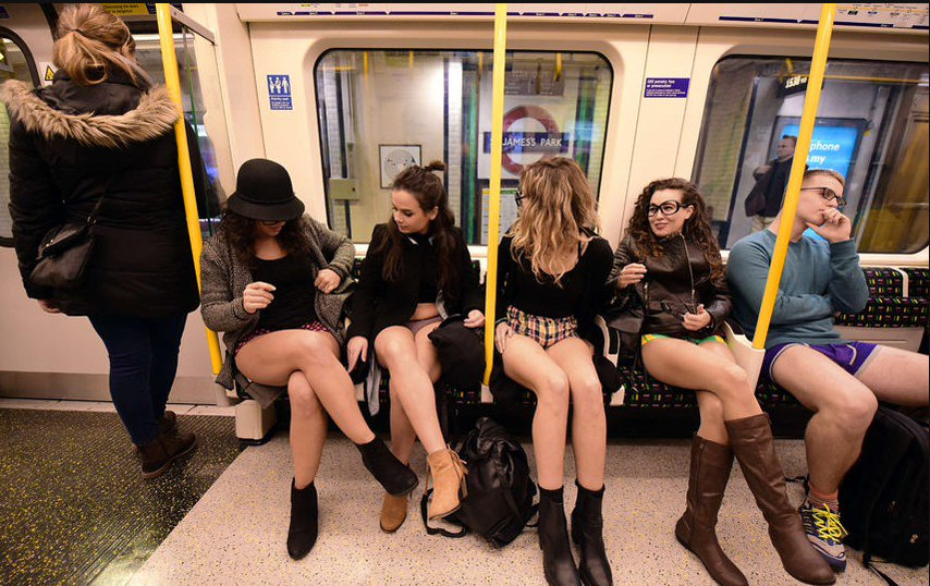 Πέταξαν τα παντελόνια τους και μπήκαν στο μετρό – ΦΩΤΟ