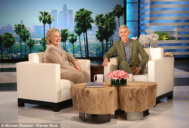 Η Χίλαρι Κλίντον ζηλεύει τις selfies της Καρντάσιαν