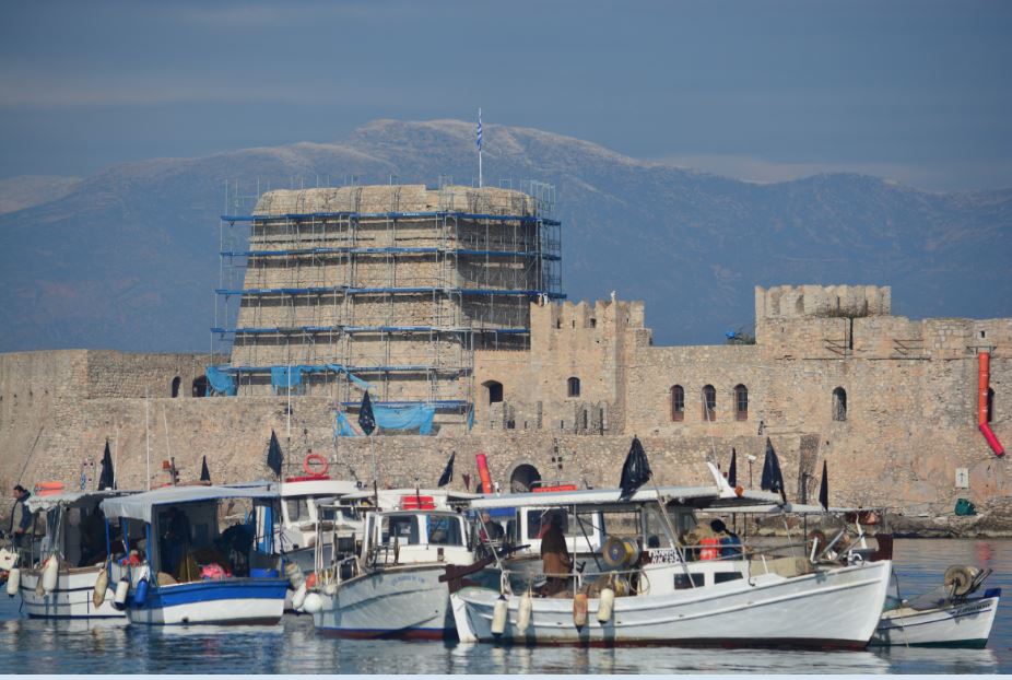 Απέκλεισαν με τα καΐκια το λιμάνι του Ναυπλίου λόγω… ασφαλιστικού – ΦΩΤΟ