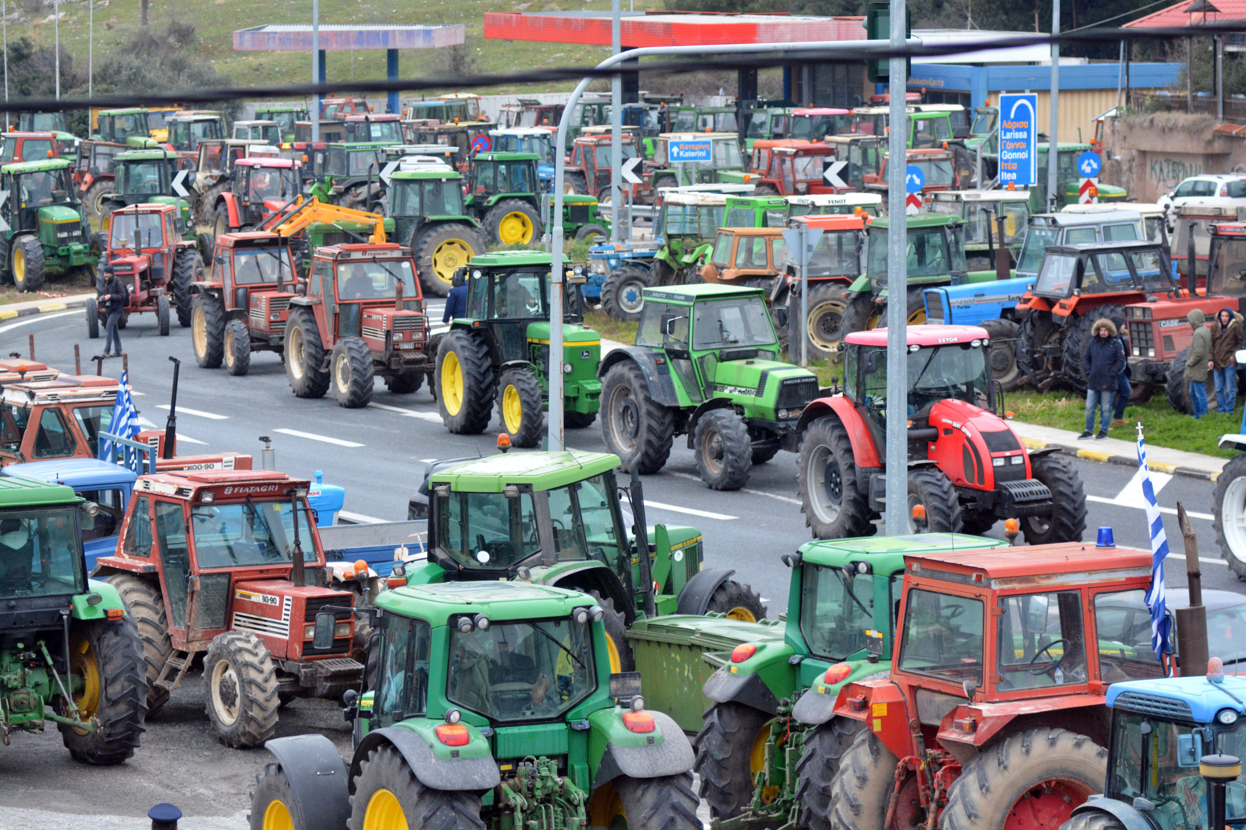 Μπλόκα των αγροτών σε όλη την Ελλάδα – Κλείνουν τα Τέμπη για δύο ώρες