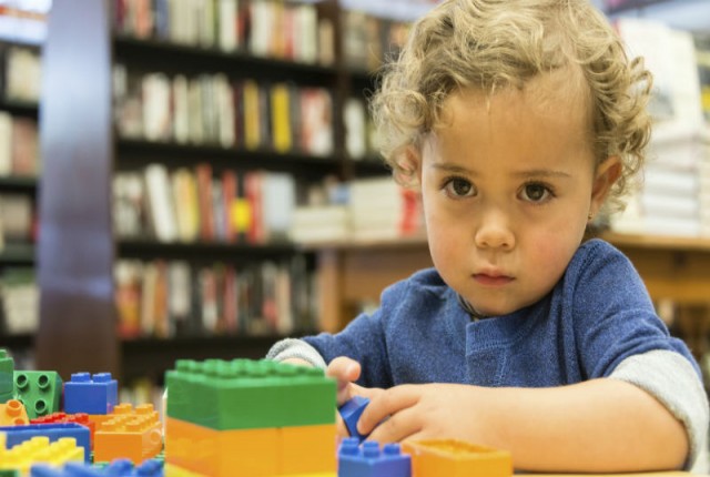 Aυτισμός: Τα προειδοποιητικά σημάδια ανά ηλικία