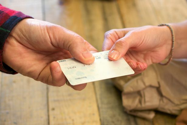 Ο άνδρας που έχει 1.497 πιστωτικές κάρτες – ΦΩΤΟ