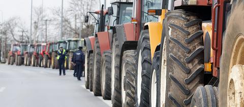 Στους δρόμους οι αγρότες – Στήνουν μπλόκο στη Νίκαια