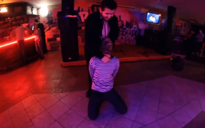 Φρίκη από “εκτέλεση” Ρώσου πιλότου σε κλαμπ της Ουκρανίας – ΒΙΝΤΕΟ