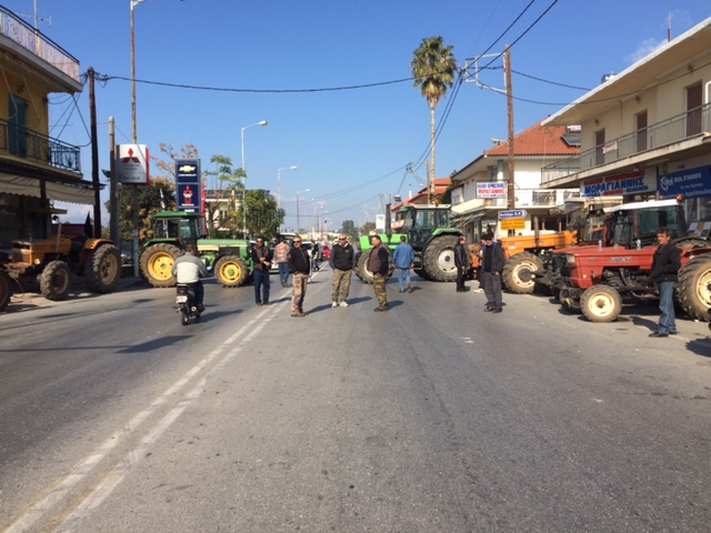 Με τρακτέρ οι αγρότες στην είσοδο της Καλαμάτας στο Ασπρόχωμα – ΦΩΤΟ