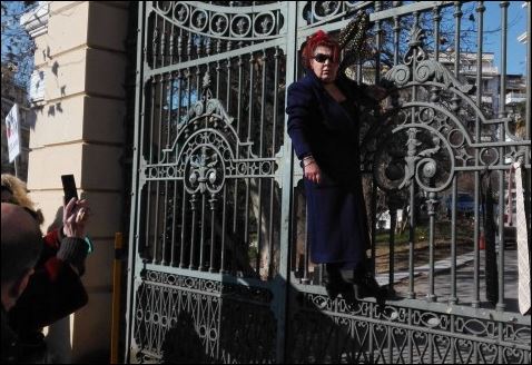 Από τα κάγκελα του υπουργείου “κρεμάστηκε” ελεύθερη επαγγελματίας – ΦΩΤΟ