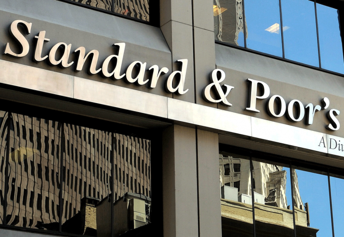 Έκπληξη: Αναβάθμισε σε Β- από CCC+ την Ελλάδα η Standard & Poor’s