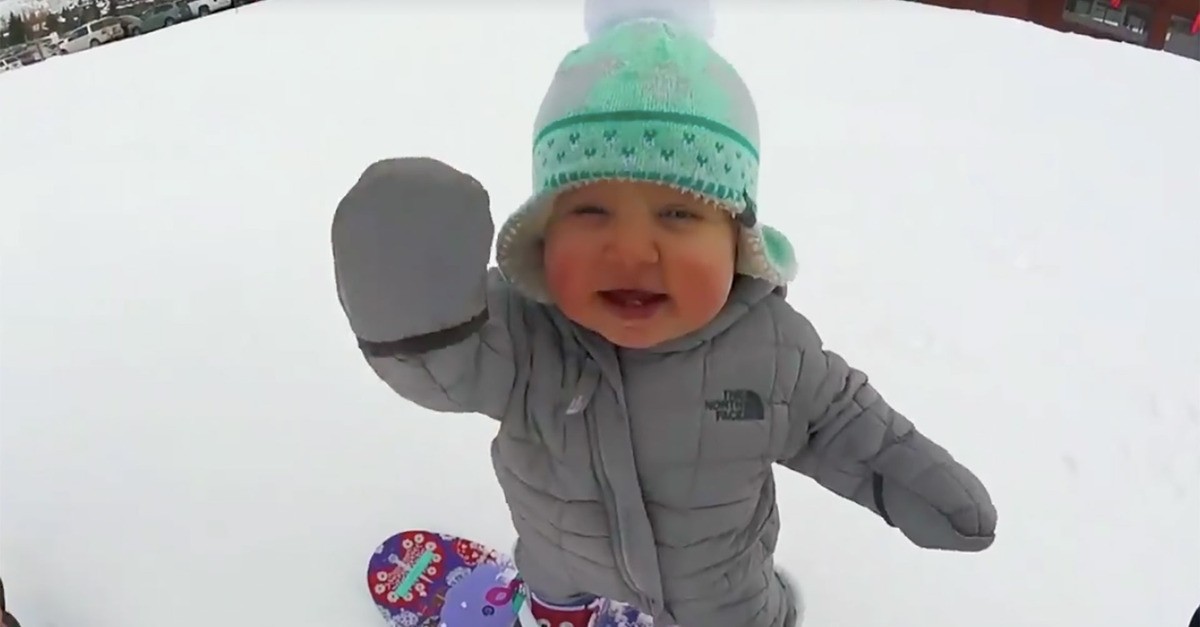 Το μωρό που κάνει σνόουμπορντ σαν επαγγελματίας – ΒΙΝΤΕΟ
